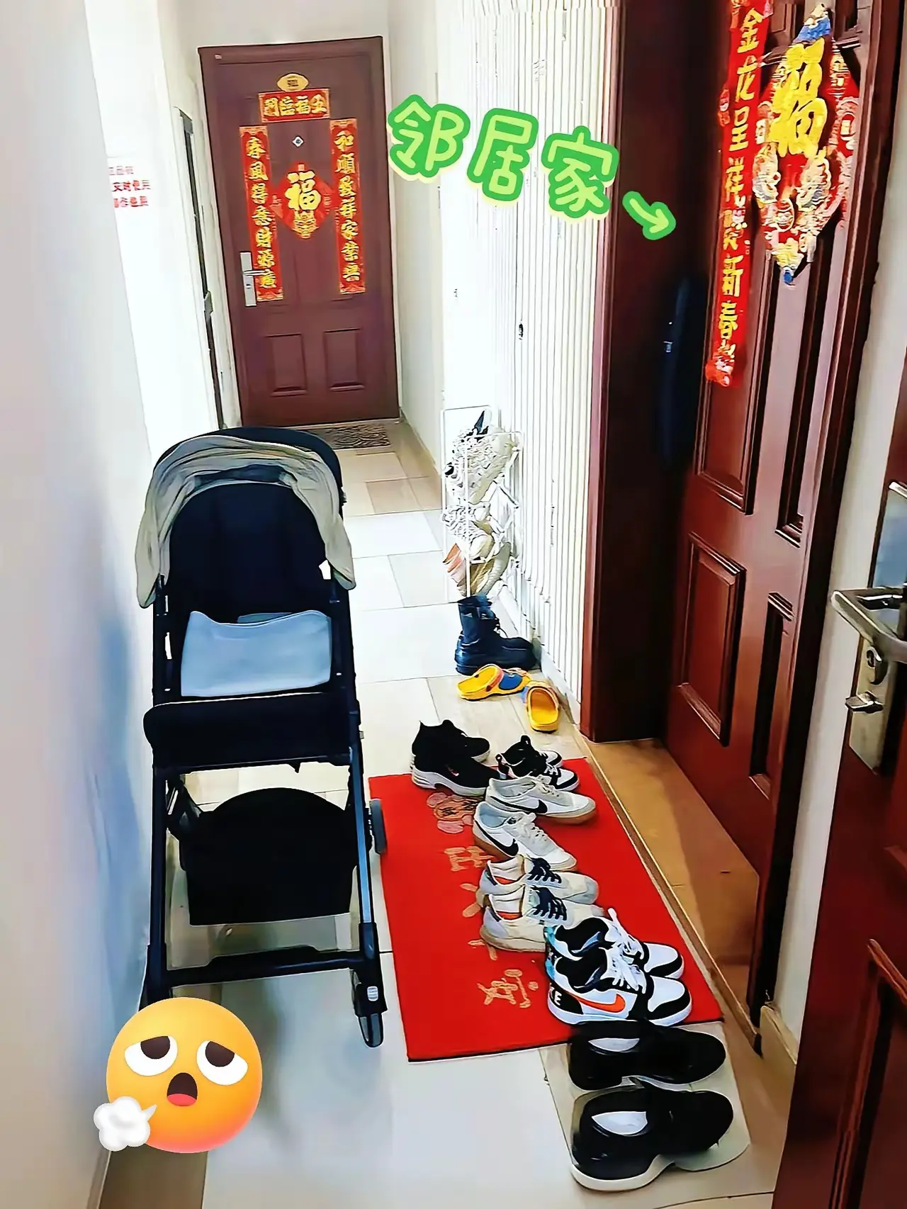开门都是臭烘烘的！敲门不理，投诉物业后，人家不仅不改，还变本加厉摆了更多的
