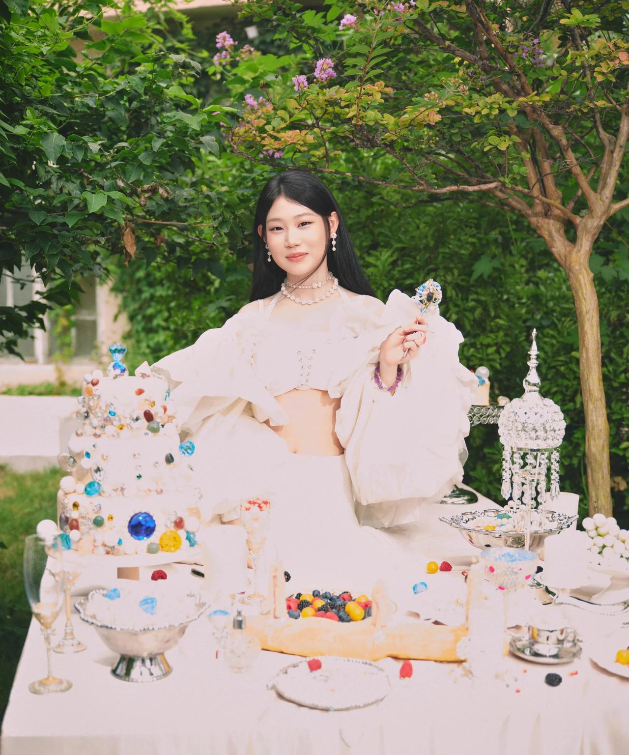 从前被嘲“最丑星二代”，如今惊艳逆袭！小沈阳女儿晒照美到不敢认！ 
她曾被全网嘲