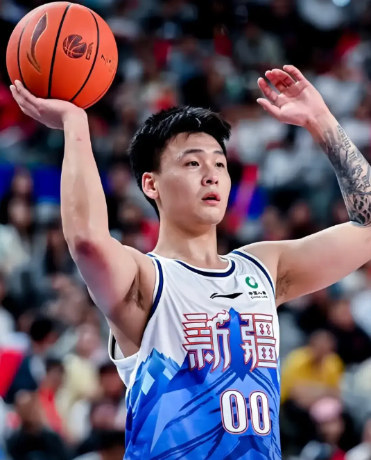 强烈建议新疆男篮引进王岚清，当前王岚清正是当打之年，在体力、健康及技术能力绝对是