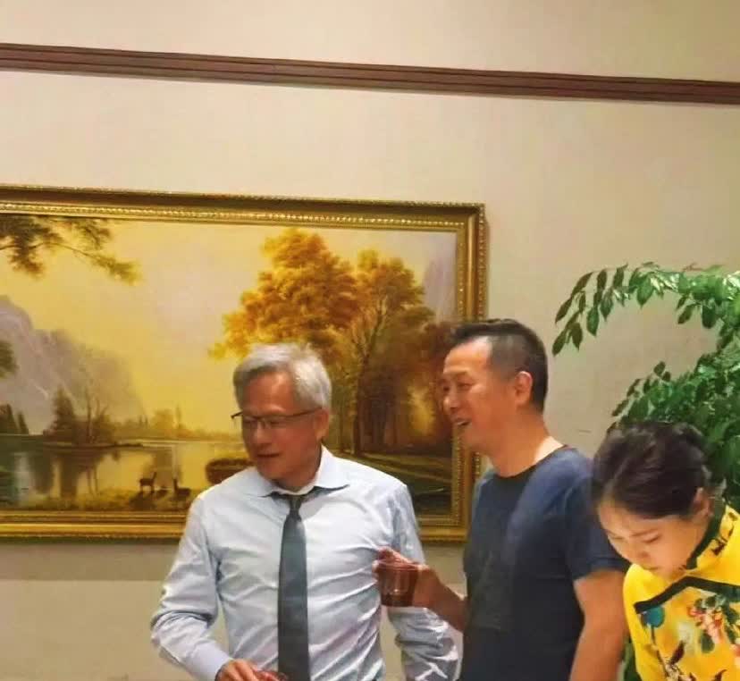 好家伙！

黄仁勋北京谈完事，就去赴友人晚宴，

还被网友拍到啦。

