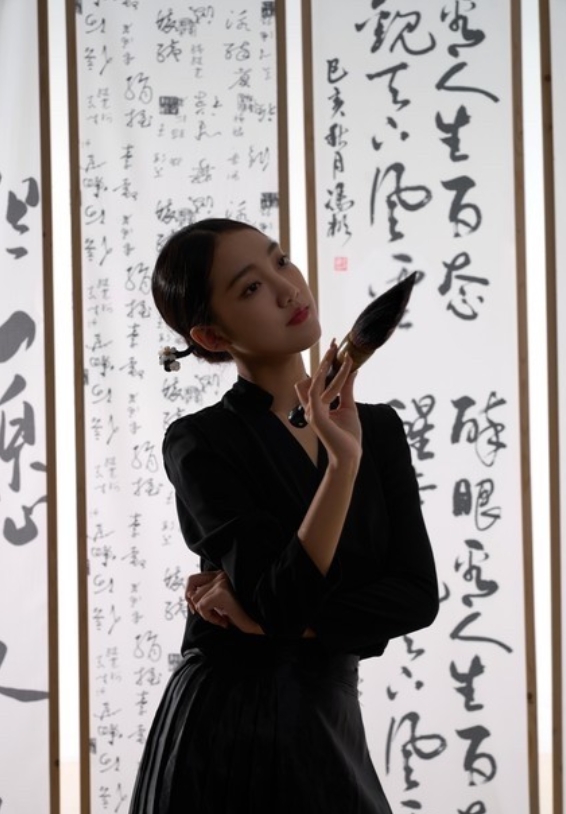问你们一个问题，

小叔子37岁离过一次婚，最近相亲2个女的。一个长得漂亮32岁