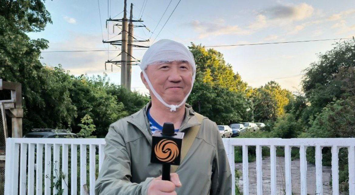 乌克兰恐怖袭击，中国记者卢宇光受伤！不久前，中国凤凰卫视记者卢宇光，正在对乌克兰
