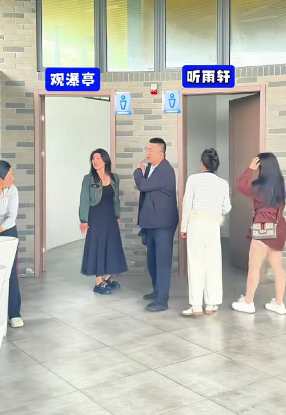 到底哪个是男厕？哪个是女厕？大家知道吗？