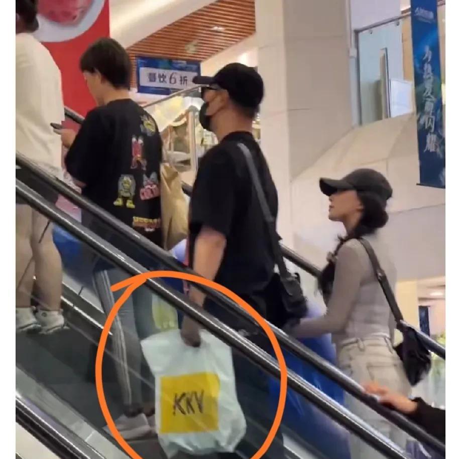 汪峰！
这是要出新歌的节奏啊，
还是消费降级？
带女朋友逛商场，也买KkV，这难
