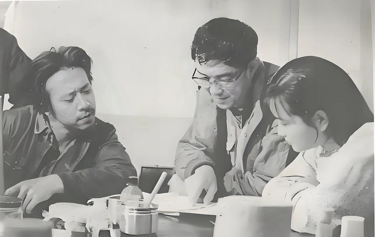 #老照片#
这是八十年代的一个珍贵画面。中间戴眼镜的男士，是著名导演谢晋，他被誉