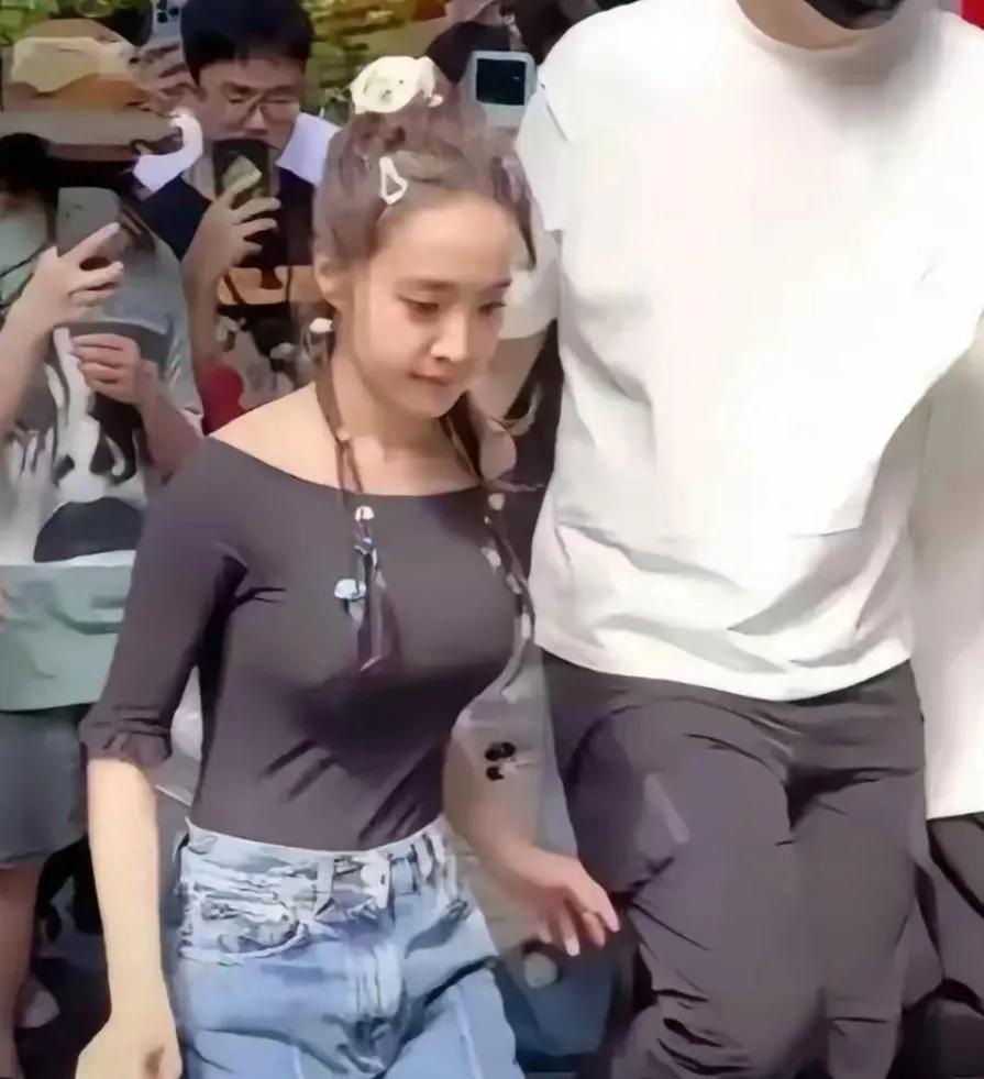 身形轻巧单薄的蔡依林看上去有着不足一米五的既视感，你觉得呢？