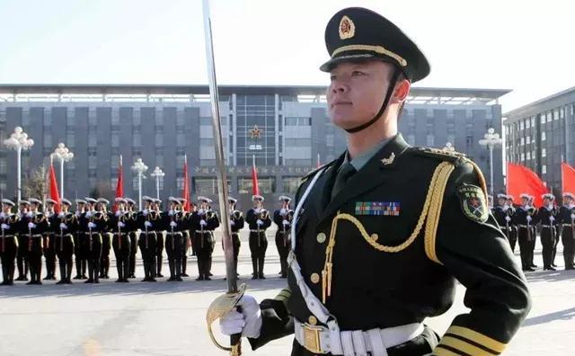 #为什么现在的一些女生喜欢军人#
因为家对军人选拨讲究得很，身高，体能，体质，文
