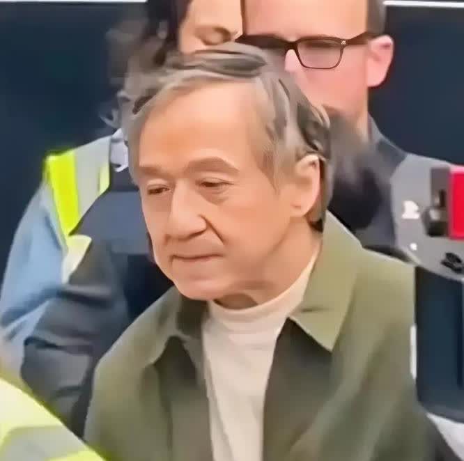 其实成龙不是不想认吴卓林，他只是在跟吴绮莉赌气，当初吴绮莉如果能够软一些，不那么