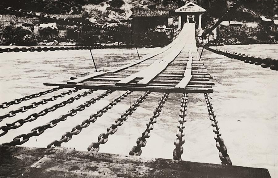 1935年，大渡河边，毛主席正在发愁，李富春跑了过来，说：“有个90多岁的老人，