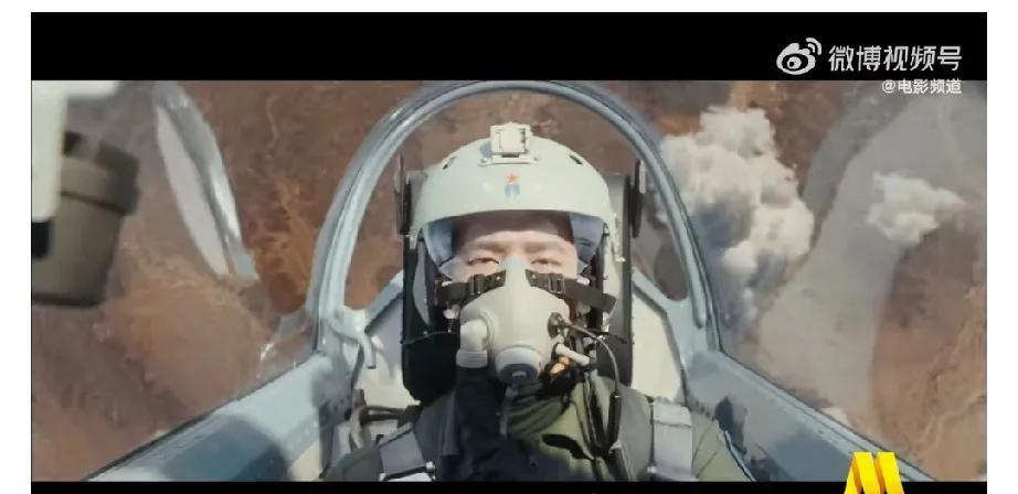 开场就是空战，以至于我我第一次进电影院看的时候还没有坐稳就眼都不敢眨一下的看，更
