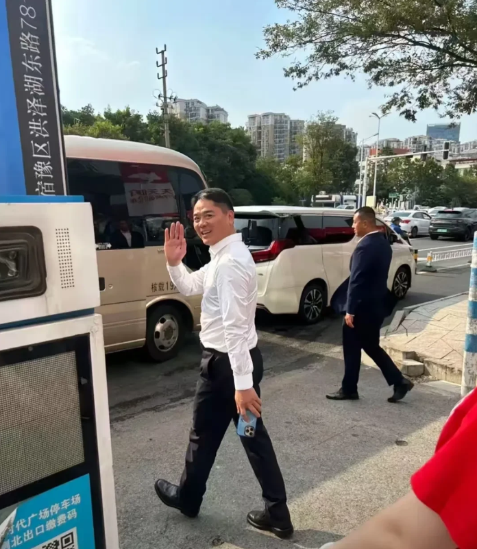 有钱人的手机同样会戴套，就拿刘强东来说。
今天他回到家乡宿迁，从停车场出来时有人