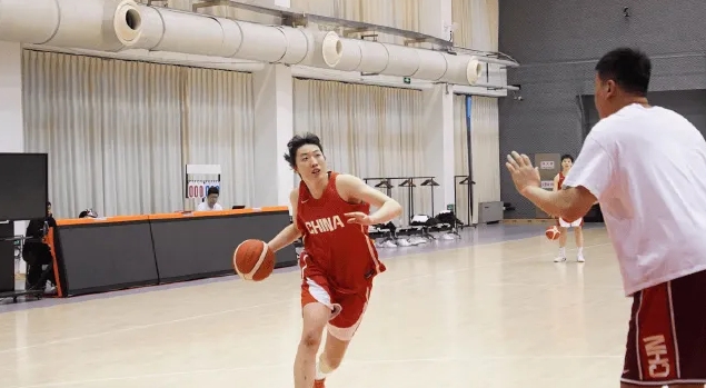 中国篮球之队更新社媒分享中国女篮训练图集。
配文：以饱满精神完成首日训练。专注当