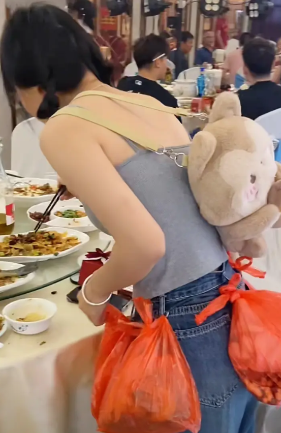 今天被一个20岁的姑娘教育了。

今天去吃婚宴，满桌人不喝酒不抽烟只喝了点饮料，