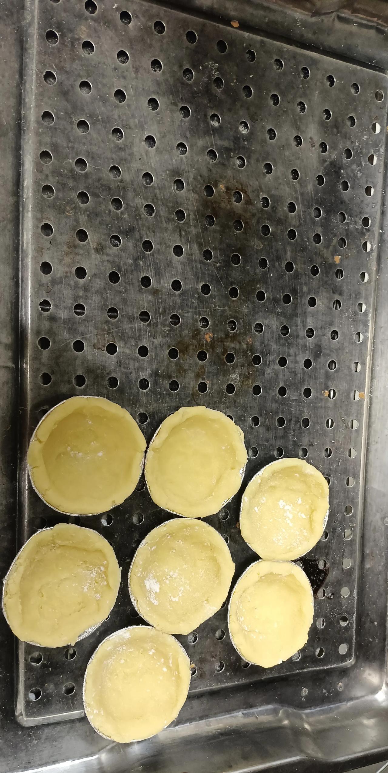拍照技术有限[害羞]蛋挞制作小记
今天心血来潮做蛋挞。蛋挞皮已整齐摆在烤盘，就等