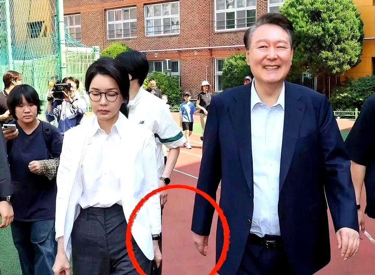 手都不想牵一下，往日的恩爱今天冷漠如同路人！
不过，尹锡悦这心态真是绝了！
明明