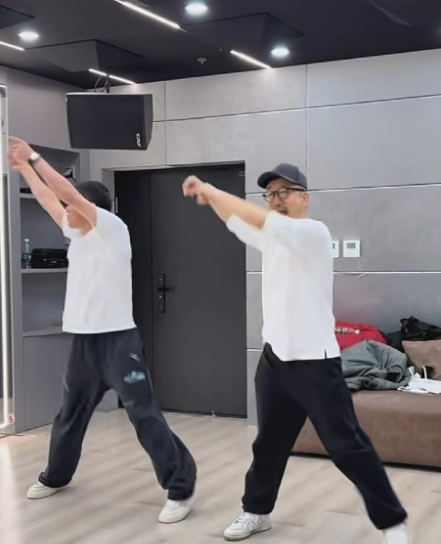 王太利才是玩家，潇洒。人生赢家。筷子兄弟，看出来了，这两年钱确实不好挣，都重操旧