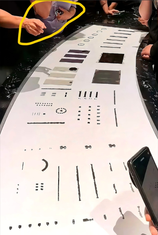 华为这次发布新品以后，
有一个直接的受害人，
他不是刘德华，也不是余承东，而是