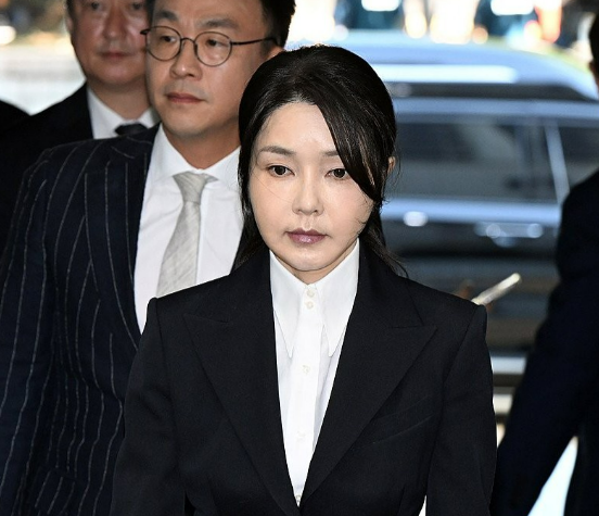 10日韩国负责调查金建希相关嫌疑的特检组，通知其兄长金镇宇以参考人身份到场接受调
