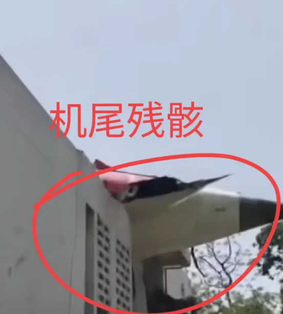 印度客机坠毁、救援现场，砸在了居民区，起火后，大部分机身，烧成了一堆废墟，机尾最