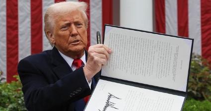 还真是“两肋插刀”！近日，美国挥舞关税大棒，结果受伤最重的不是中俄，反而是曾经的