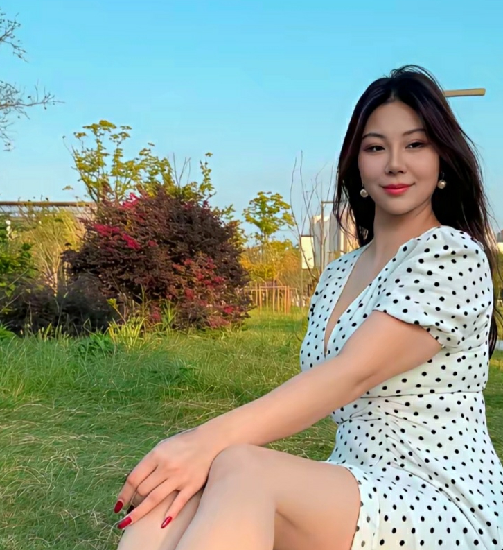 白丝波点裙有点心动(๑>؂<๑）