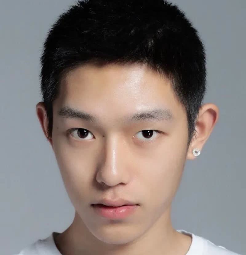 应该很多人不认识这个男演员吧，他是《沙尘暴》里的“王良”，也是《鸣龙少年》里的“
