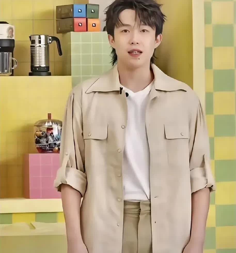 王楚钦的奈斯派索活动太有趣了
第一：帅气逼人的造型，看起来太养眼了，不说话光看