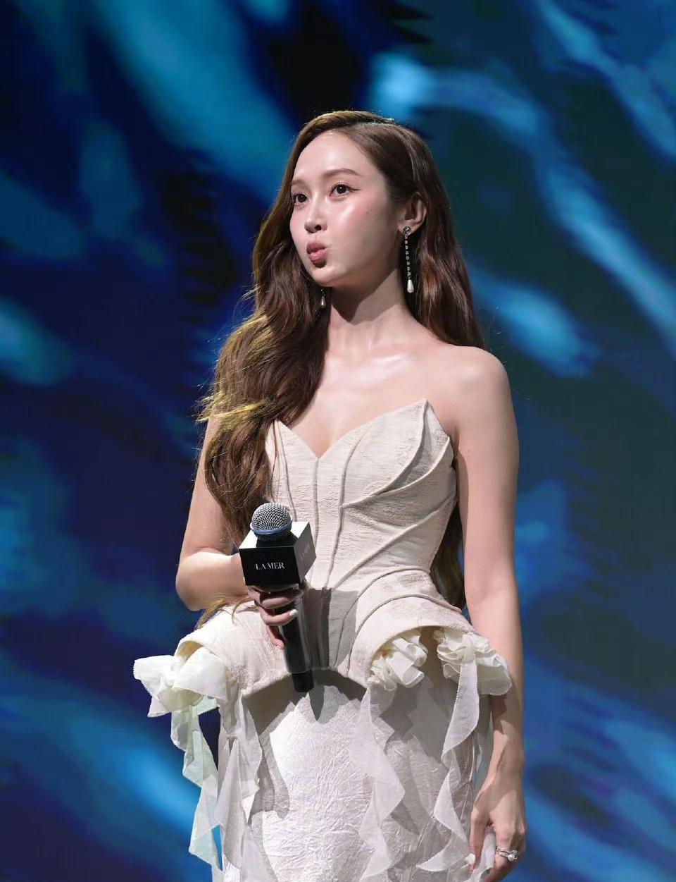 郑秀妍生图疯传：这才是把优雅刻进骨子里的状态
最打动人的从不是刻意的精致，而是她