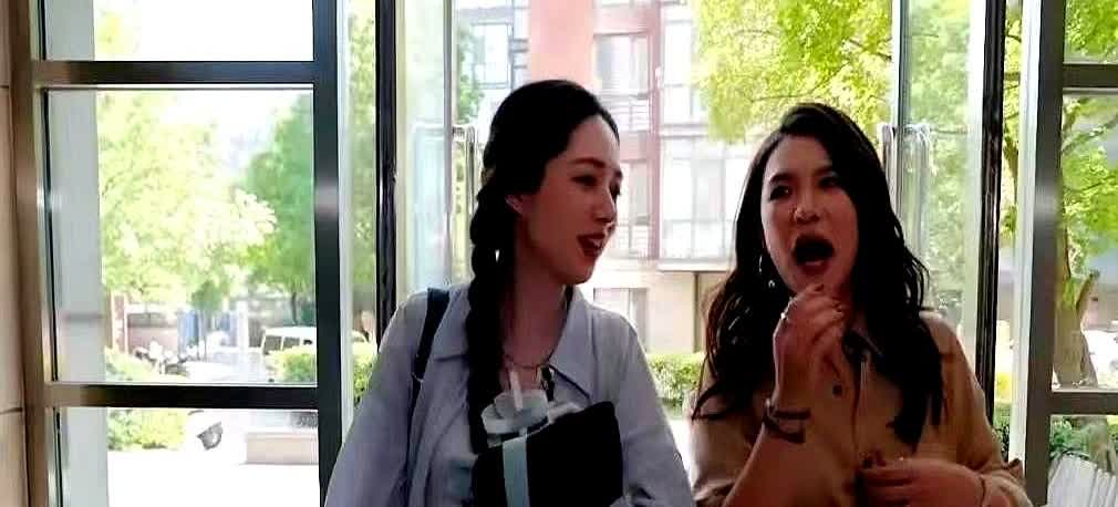 看到郭碧婷那个采访片段真给我整笑了！

谢依霖问她是不是经济自由了，结果人家