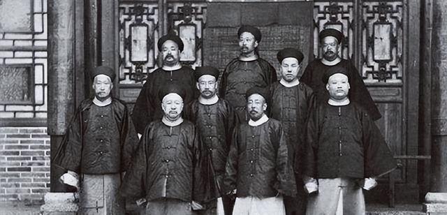 康有为、梁启超逃走后，慈禧震怒，命令李鸿章把康、梁的祖坟给掘了！李鸿章拿不定主意