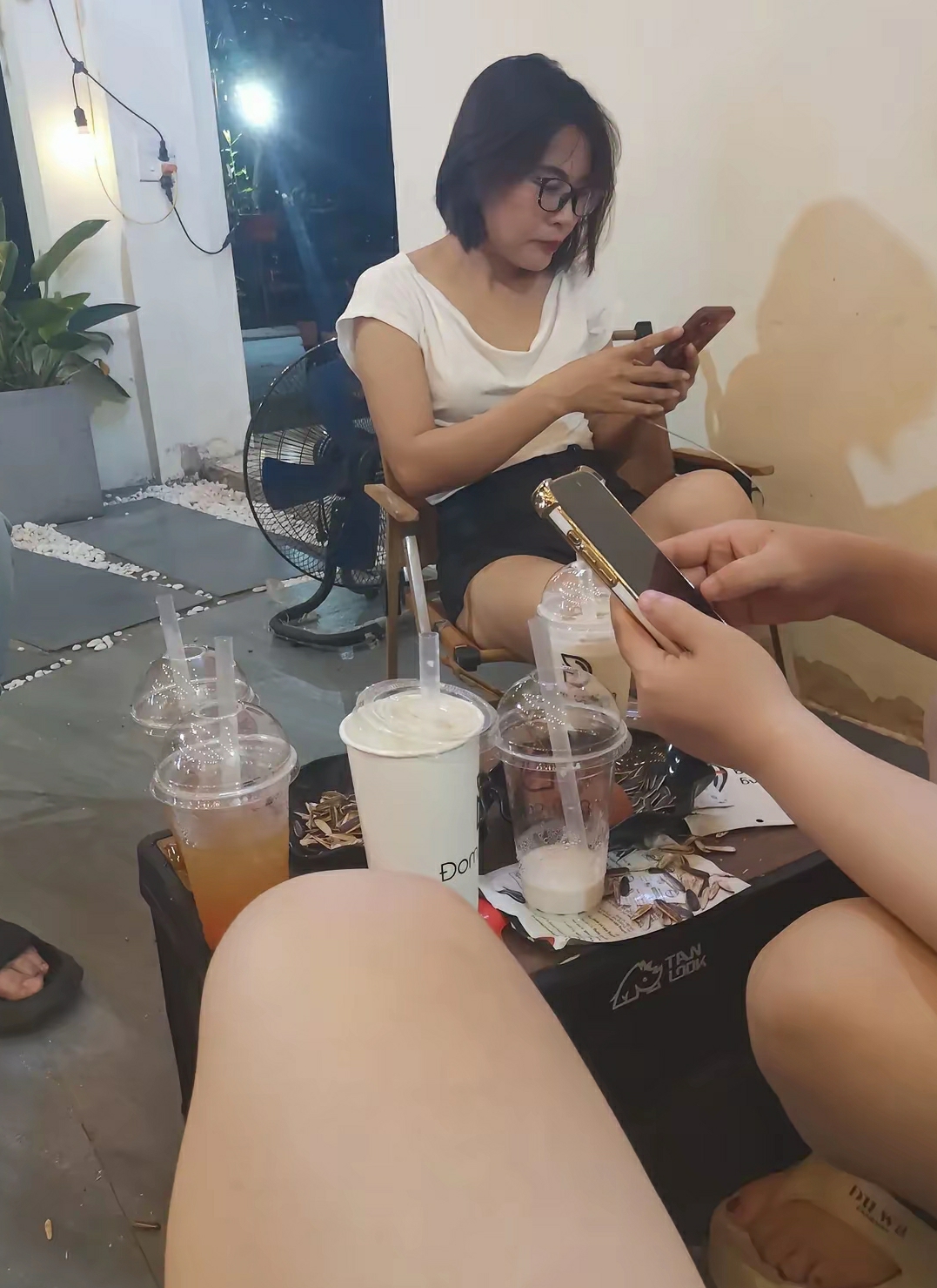 国内行情不好，出国打工，和菲律宾同事一起喝茶