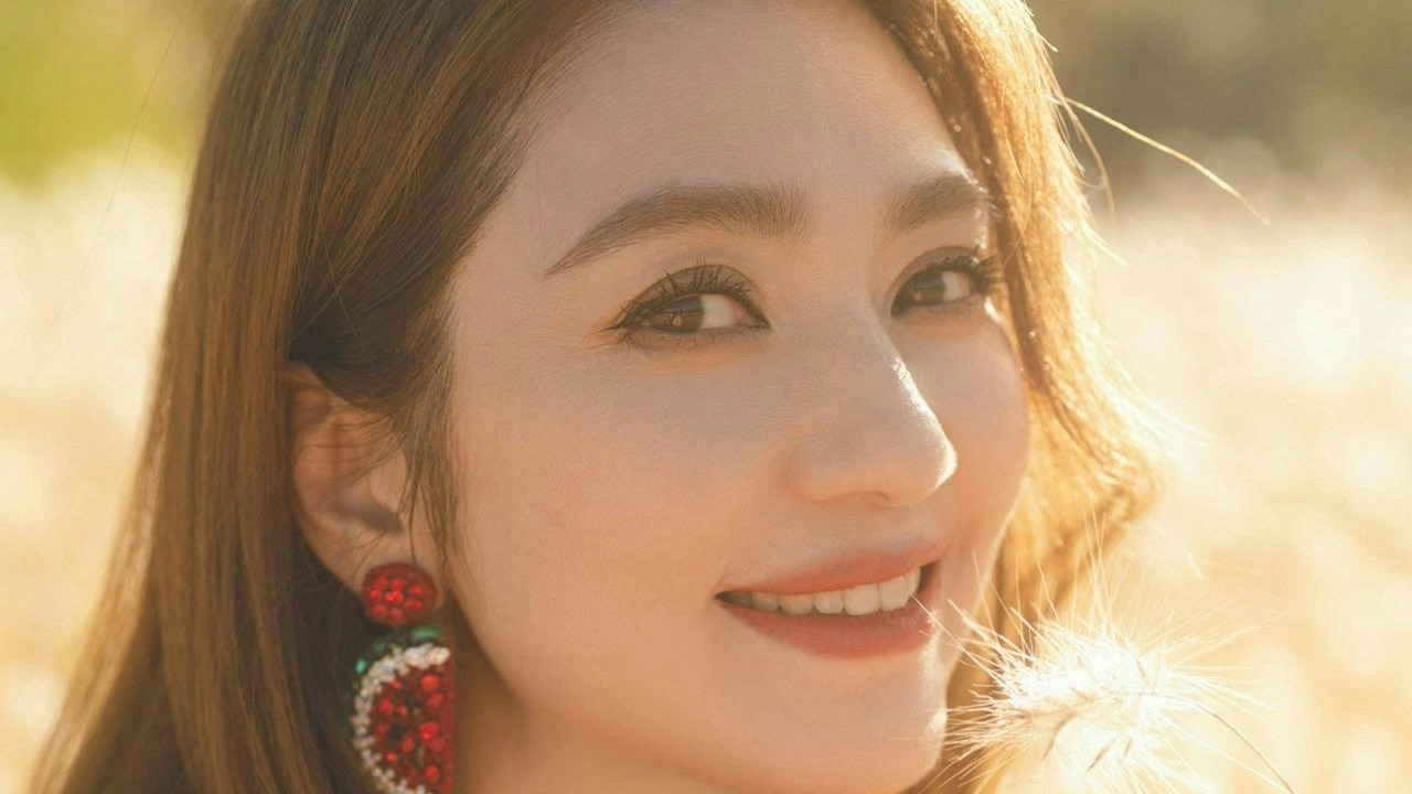 洪欣携儿女跳热舞，母女三人颜值爆表，55岁状态惊呆网友