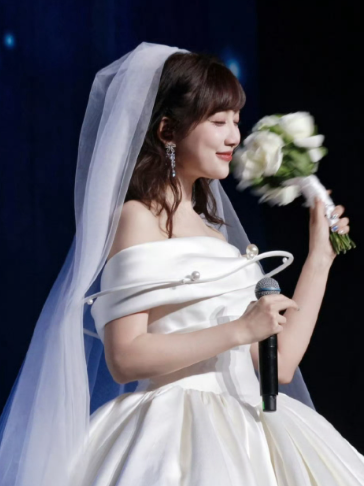 李艺彤演唱会太绝啦，身披白纱站上舞台，婚纱是女孩梦，她靠自己实现梦想!这份勇敢与
