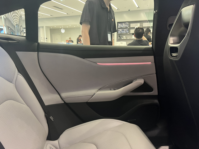 SU7后排空间确实堪忧
后排座椅很短，坐垫很低，我178的身高坐在后排感觉不舒服