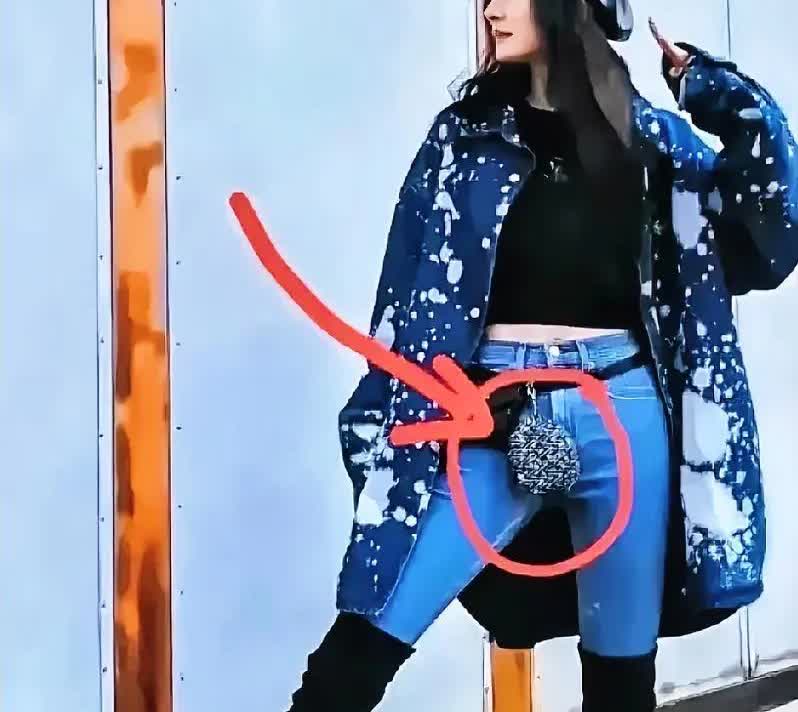讲真，杨幂那条裤子一出来，我眼珠子差点瞪掉——这设计是认真的吗？

好好一条