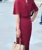 我女儿结婚的时候（2016年）买了件蕾丝面料的旗袍美美的穿了一天，当时安慰自己等