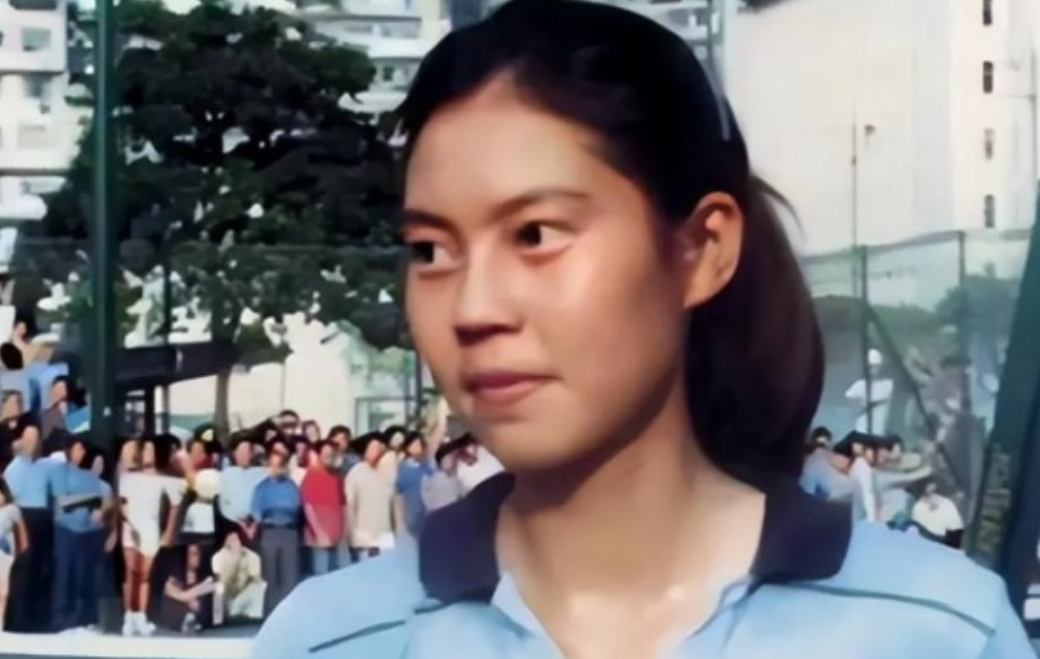 1982年，她在比赛期间背叛了祖国，以“政治避难”为由投向了美国的怀抱，令中国队