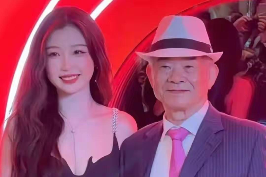 虞书欣苦心经营的“高龄少女”人设恐是怕翻了，网友都没想到这一天来的这么早！
出道