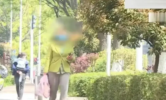 湖南长沙，李女士到一家店子购买内衣，店员诬陷说李女士偷走了一件。被冤枉后向内衣店