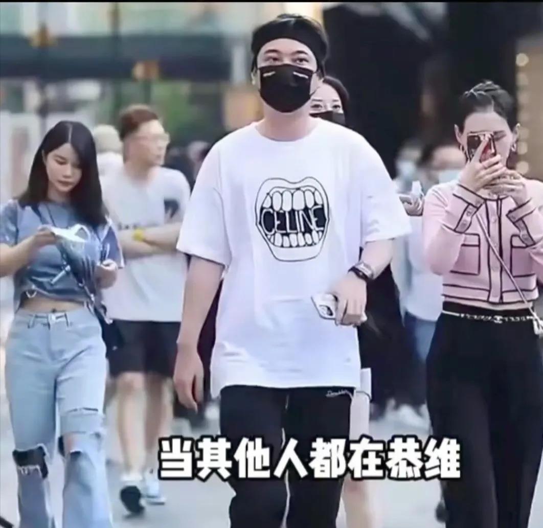 王思聪现在喜愁参半。
这事儿吧，说出来真让人唏嘘。黄一鸣之前可是闹得沸沸扬扬，现