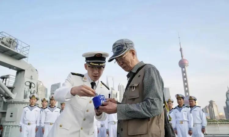 沂蒙山舰开放日，一位91岁老人没抢到票，掏出一枚泛黄胸章对卫兵说：“我怕这辈子再