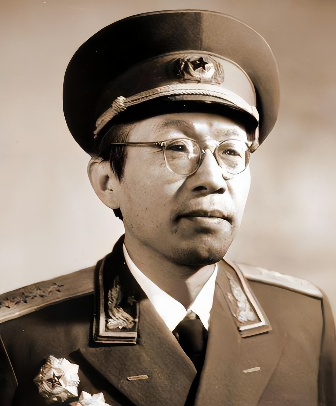 黄克诚非常器重张爱萍，提拔他担任第三师的副师长，让他给自己当助手。他们之间的战友
