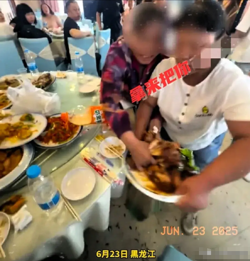 “为了打包个菜，真的不至于！”近日，黑龙江，一酒店，宴席结束后，宾客们还没有走完