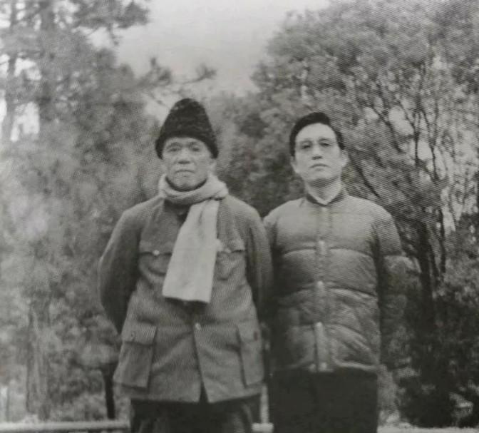 1976年，兰州军区司令韩先楚上将前往大寨参观，顺道去看望1位首长。到了大门口，