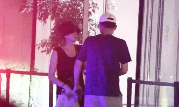 50岁李乃文接妻子下班，两人从校园恋情发展为夫妻，已低调相守二十余年。
8月11