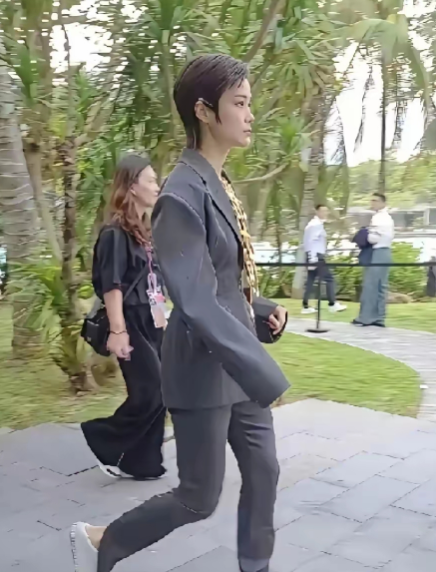 40岁的李宇春，从当年超女摇身变成潇洒女强人。在新人辈出、追求流量热度的娱乐圈，