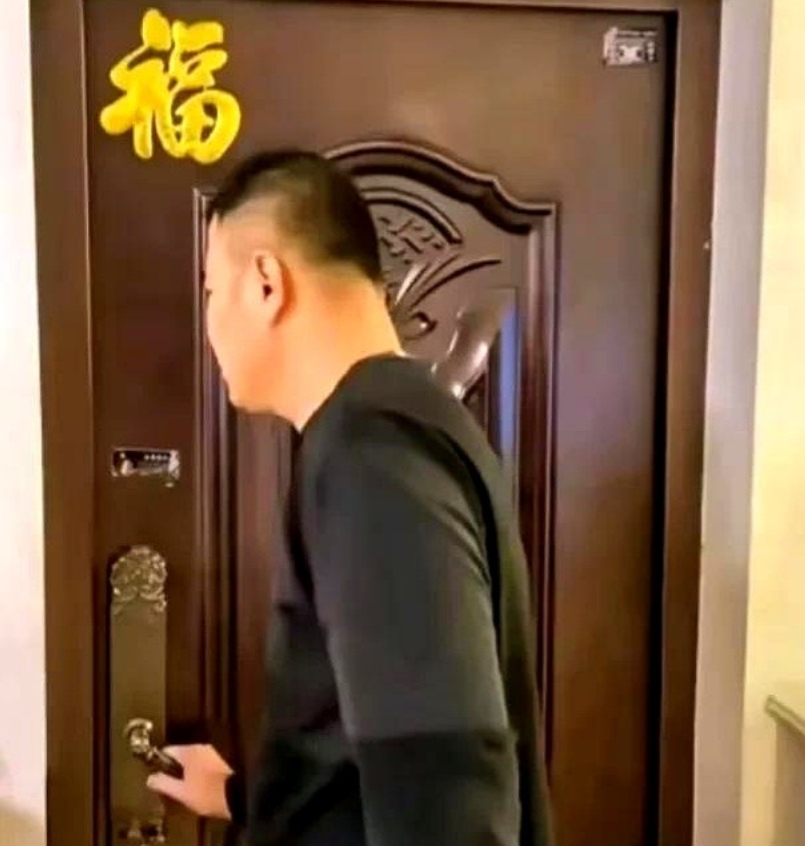 西南昌一对夫妻办完离婚手续后，两人分道扬镳。
两个月后，男子想起有重要物品没拿，