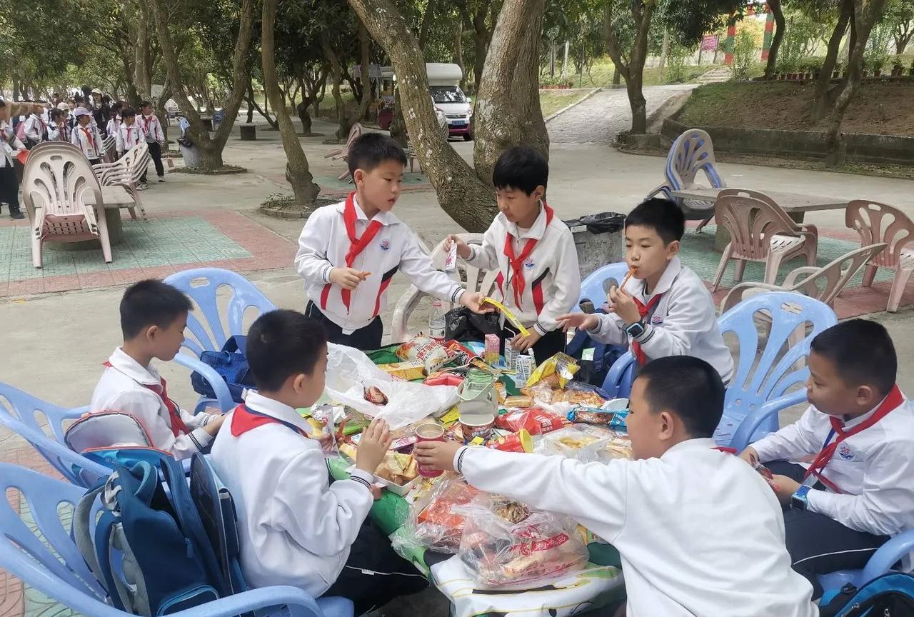 近日，中央办公厅，国务院办公厅印发文件：一边明令企业工会严格落实监督带薪休假；一