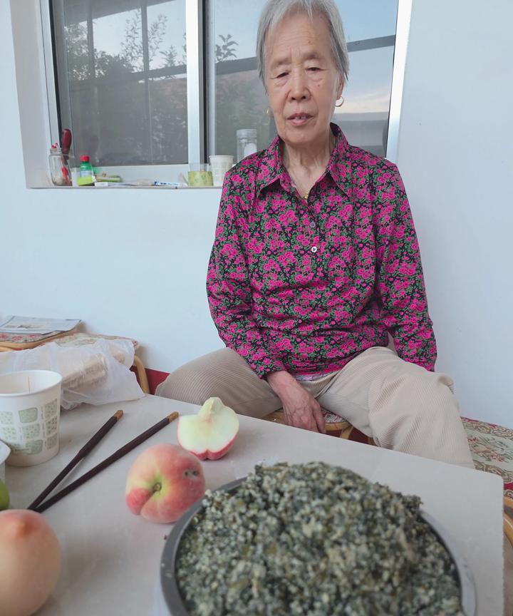 乡村叙事：苦菜花是餐桌上带着幽香的美食……
今天中午二嫂就预告了，”晚上有好菜，
