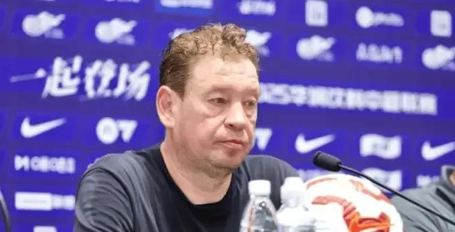 成都蓉城大胜上海海港之后，取得了中超联赛的防守位置，上海申花排到了第二，上海申花